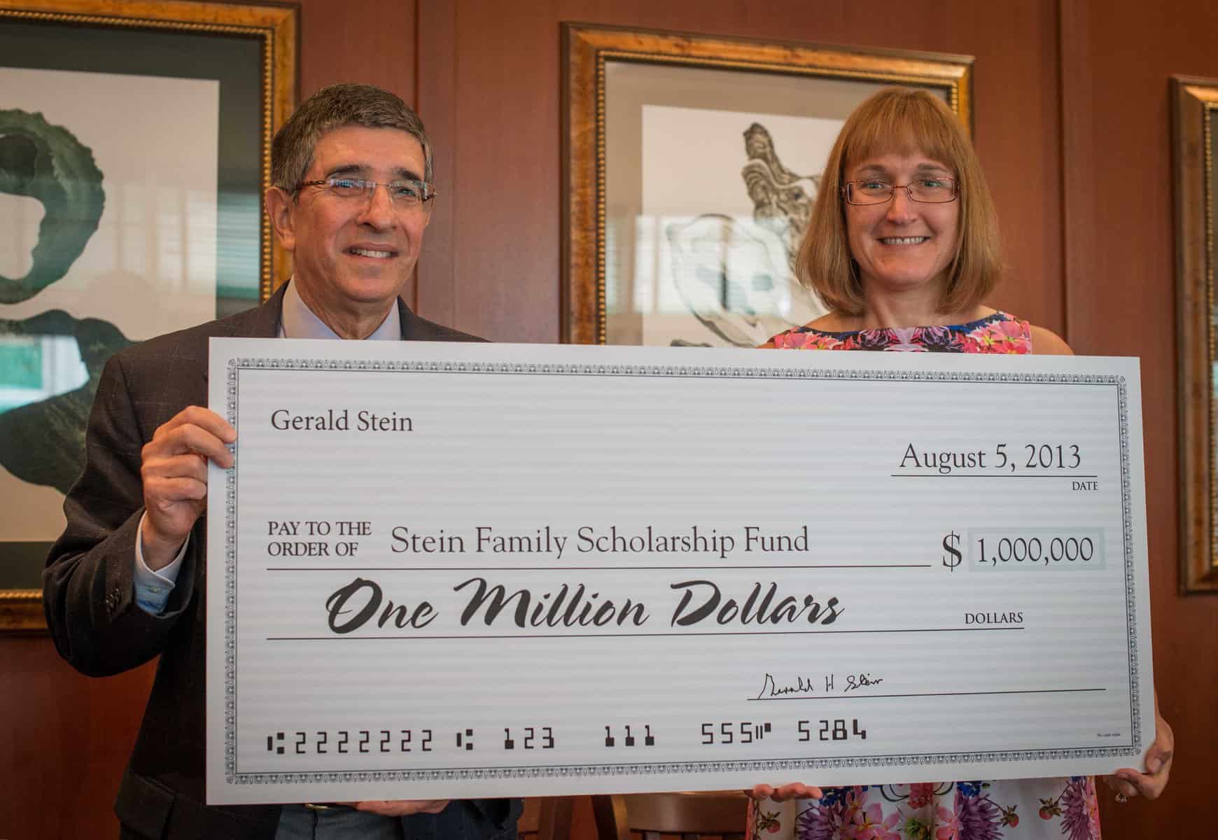 Philip Rovner and Shelby Tudor from the Tidewater Jewish Foundation graciously accept the Steins’ donation.
