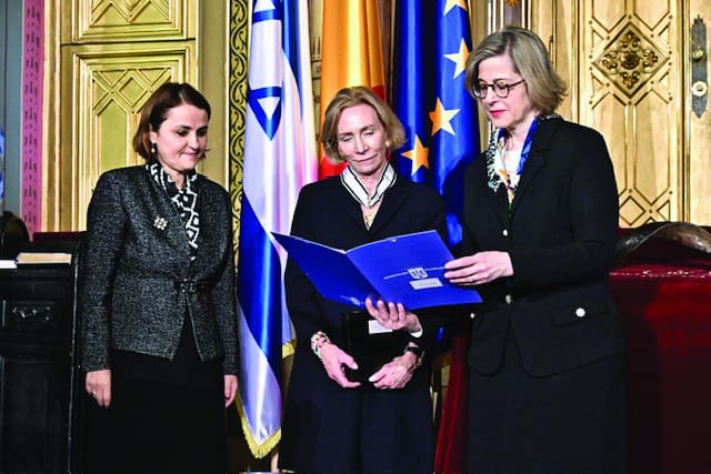 Annie Sandler receives award in Romania