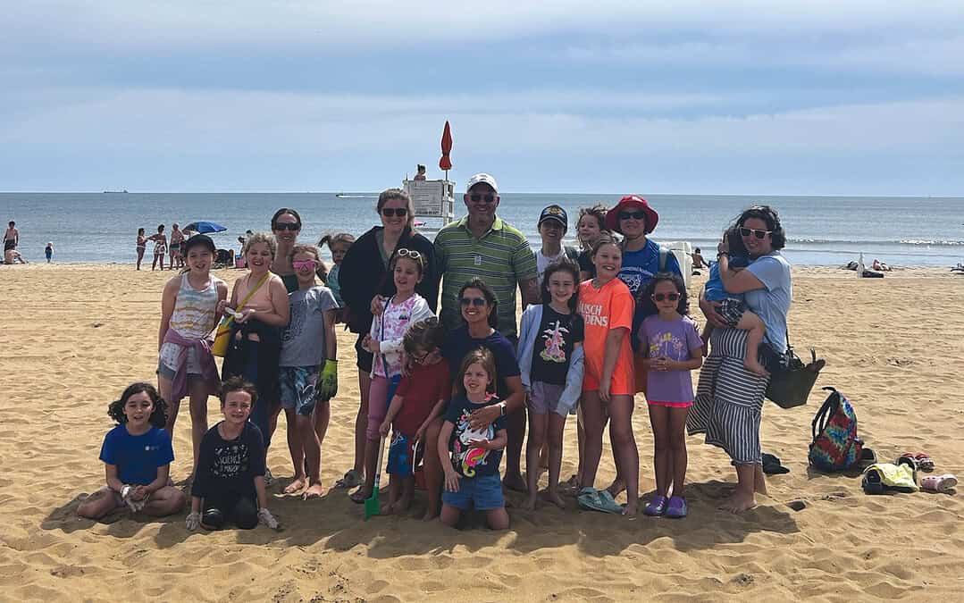 Strelitz International Academy Mitzvah Club shines at beach cleanup