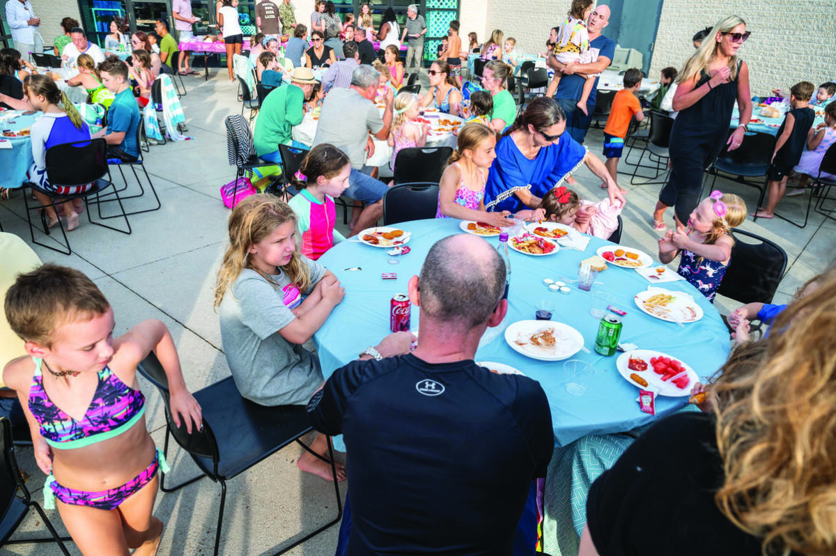 Families enjoy Shabbat dinner together.