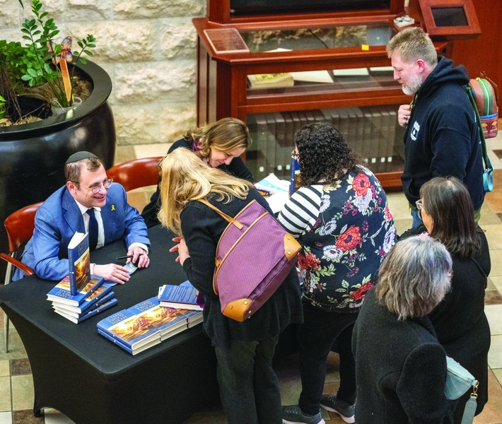 Rabbi Dov Linzer and Abigail Pogrebin sign books. 