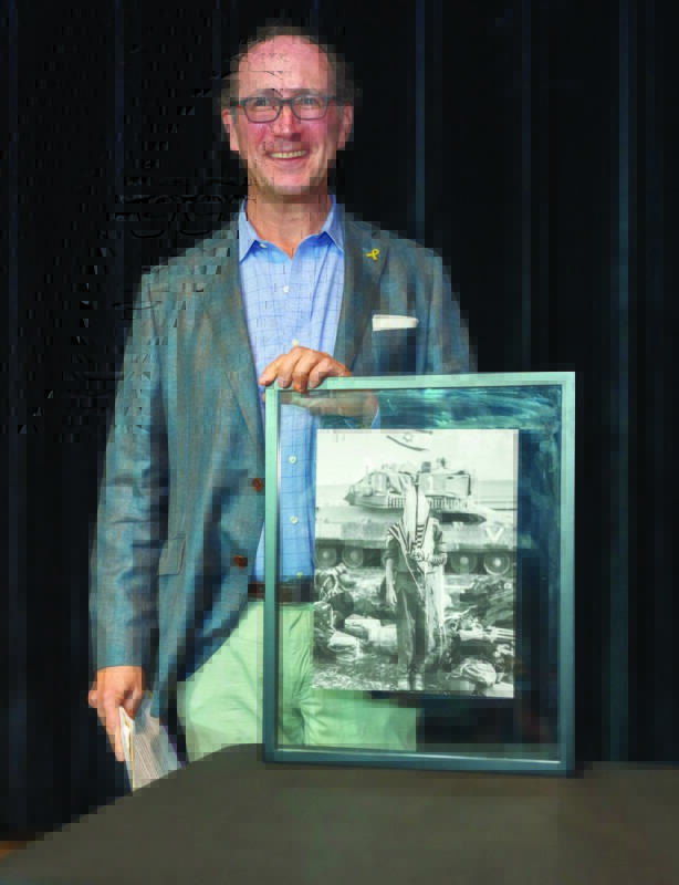 . David Leon, outgoing UJFT president, with his gift of a photograph by Israeli photographer Shakar Dekel.