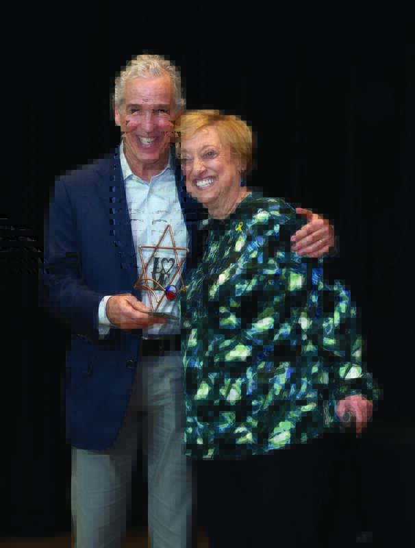 Jay Klebanoff presents Tzedek Award to Linda Spindel.