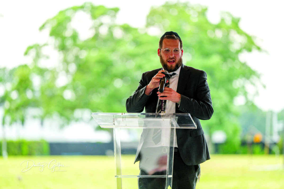 Rabbi Eisenberg delivers the D’var Torah.