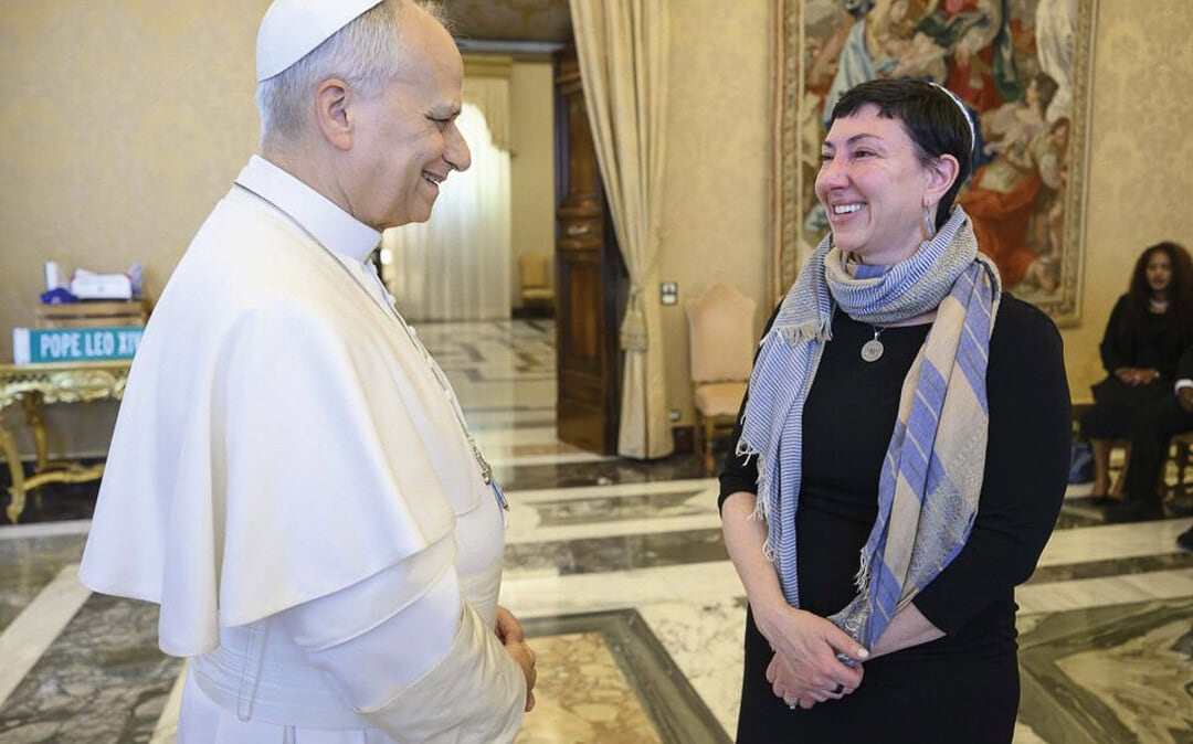 At the Vatican with Chicago’s mayor,a rabbi gave Pope Leo a White Sox kippah