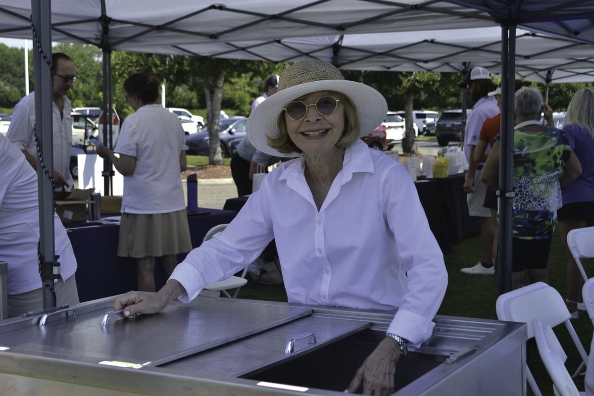 Joan London, SIA board member, hands out lunches.